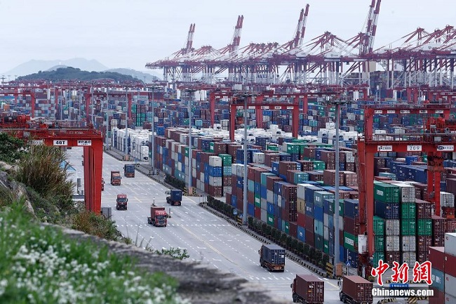 ?ндет кез?нде Шанхай Yangshan Port-ында?ы ж?мыстар рет?мен ж?рг?з?луде