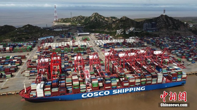 ?ндет кез?нде Шанхай Yangshan Port-ында?ы ж?мыстар рет?мен ж?рг?з?луде