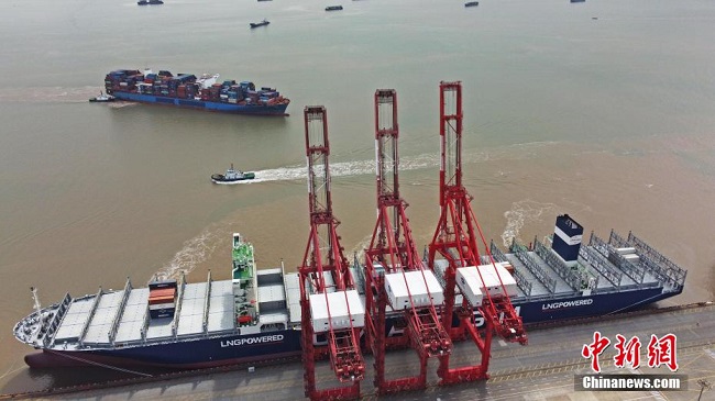 ?ндет кез?нде Шанхай Yangshan Port-ында?ы ж?мыстар рет?мен ж?рг?з?луде