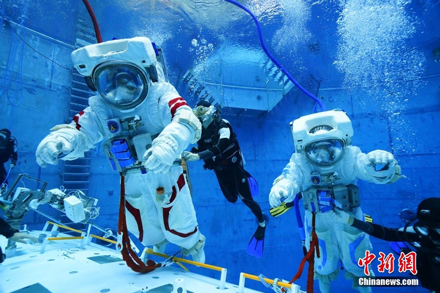 Шэньчжоу-15 ?арышкерлер?н?? ?шу?а ?з?рл?к жатты?улары