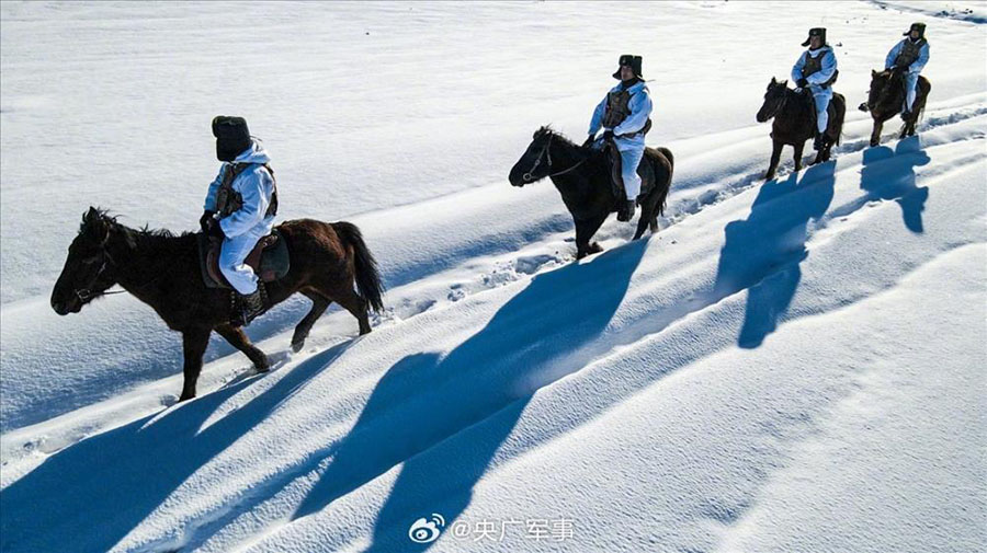Жа?а шекарашылар ат?а м?н?п, -30℃-та ?арлы шекараны шарлады