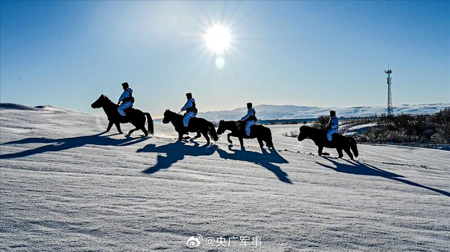 Жа?а шекарашылар ат?а м?н?п, -30℃-та ?арлы шекараны шарлады