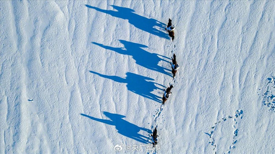 Жа?а шекарашылар ат?а м?н?п, -30℃-та ?арлы шекараны шарлады