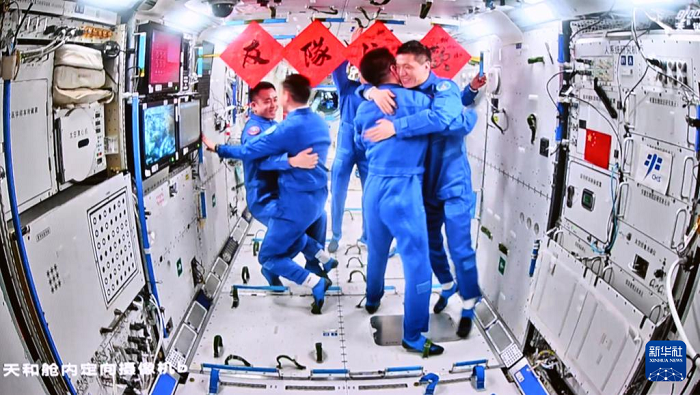 ?Шэньчжоу-18? ?арыш кемес?н?? ?ш ?арышкер? ?ытай ?арыш станциясына к?рд?