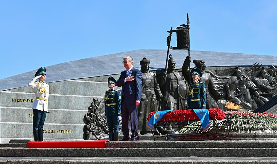 ?Р Президент? ?асым-Жомарт То?аев ?Отан Ана? монумент?не г?л шо?ын ?ойды