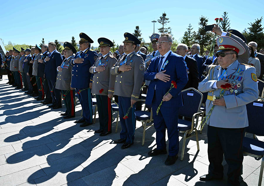 ?Р Президент? ?асым-Жомарт То?аев ?Отан Ана? монумент?не г?л шо?ын ?ойды