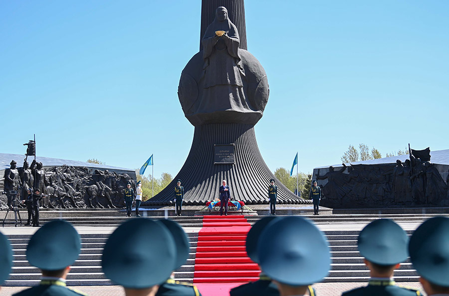 ?Р Президент? ?асым-Жомарт То?аев ?Отан Ана? монумент?не г?л шо?ын ?ойды