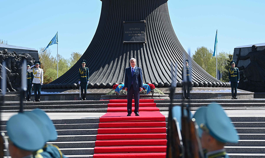 ?Р Президент? ?асым-Жомарт То?аев ?Отан Ана? монумент?не г?л шо?ын ?ойды