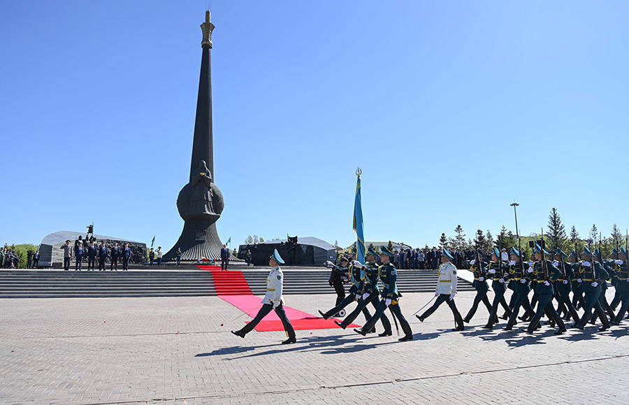 ?Р Президент? ?асым-Жомарт То?аев ?Отан Ана? монумент?не г?л шо?ын ?ойды