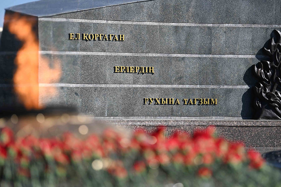 ?Р Президент? ?асым-Жомарт То?аев ?Отан Ана? монумент?не г?л шо?ын ?ойды