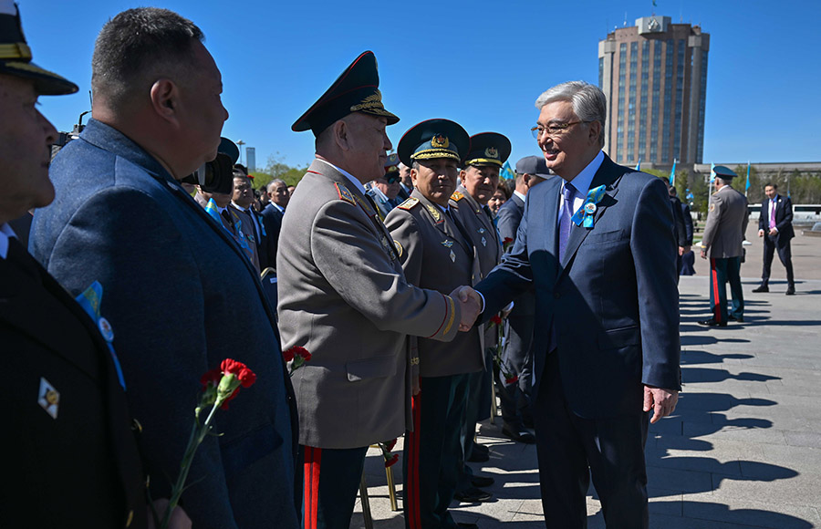 ?Р Президент? ?асым-Жомарт То?аев ?Отан Ана? монумент?не г?л шо?ын ?ойды