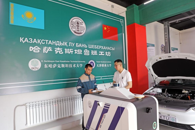 ?аза?станда?ы Лубань шеберханасыны? автомобильдерге техникалы? ?ызмет к?рсету технологияларын о?ыту айма?ында ек? техник ?ытай тарапы ?сын?ан интеллектуалды робот-машинаны пайдаланып сынап жатыр. ?аза?станда?ы Лубань шеберханасы Шы?ыс ?аза?стан облысыны? орталы?ы ?скемен ?аласында орналас?ан. Жобаны Тяньцзинь к?с?пт?к-техникалы? университет? мен Шы?ыс ?аза?стан техникалы? университет? б?рлес?п сал?ан. Оны? сына? ж?мыстары 2023 жыл?ы 9 желто?санда басталды. Фото：?Халы? Газет??