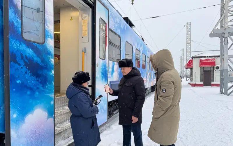 Астанада мерекел?к та?ырыпта безенд?р?лген Жа?а жылды? электропойыз жол?а шы?ты
