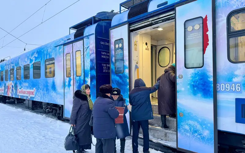 Астанада мерекел?к та?ырыпта безенд?р?лген Жа?а жылды? электропойыз жол?а шы?ты
