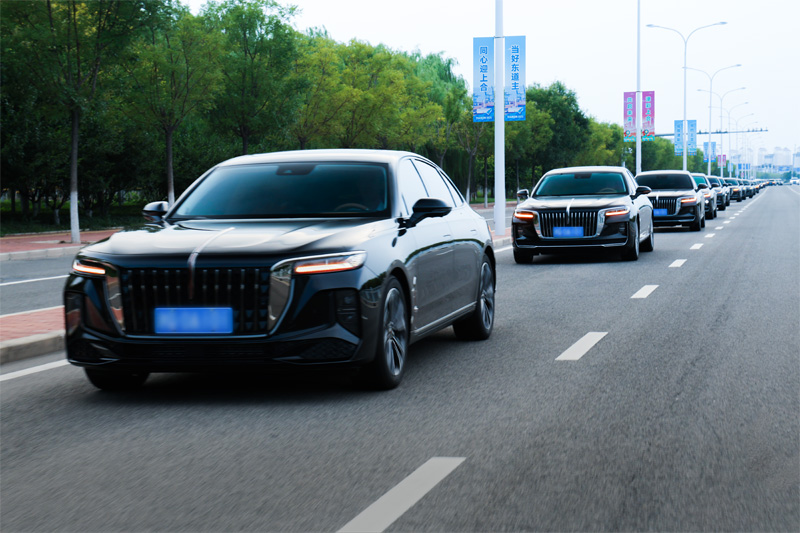 Hongqi авток?л?г? Тяньцзинь ШЫ? саммит?н?? ресми ?ызмет к?рсету к?л?г? бренд?не айналды